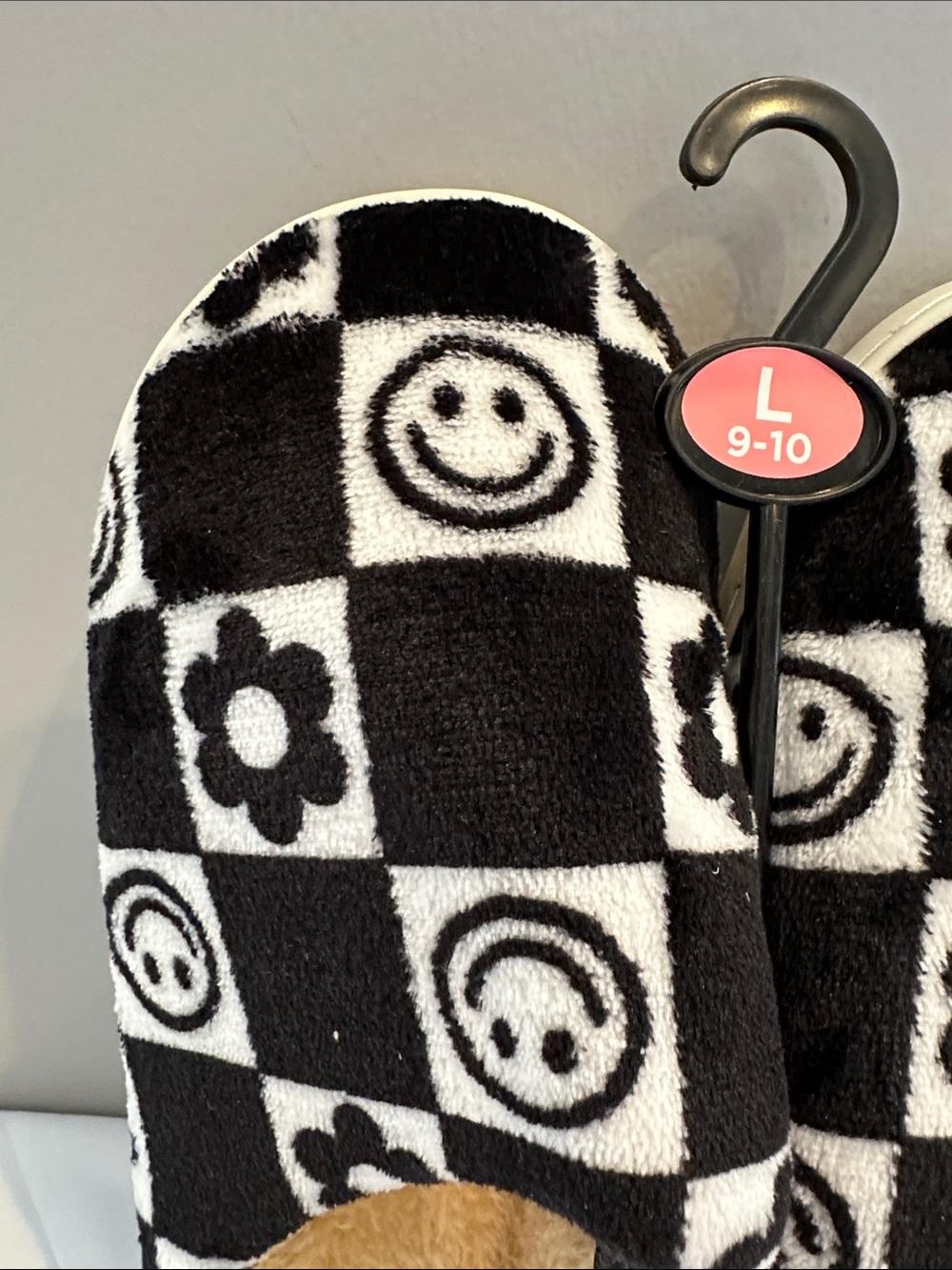 Bobbie Brooks Plush Slippers Black White Checkered Smiley Flower Size L 9-10 New - Picture 3 of 6